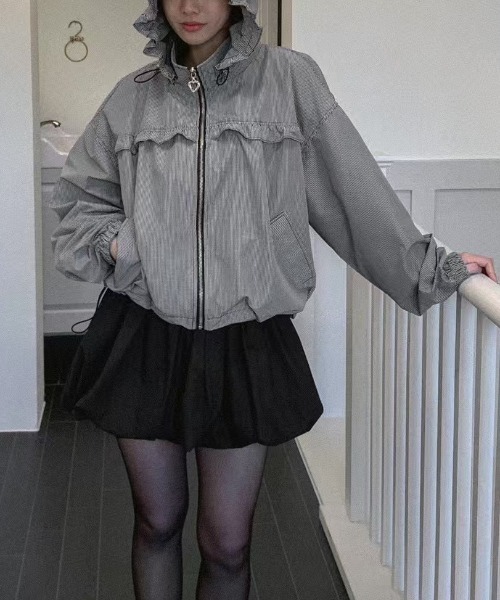 ENLIKE（エンリケ）の「フリルアクセント フーディーアウター（その他アウター・レディース・レッド/ブラック・FREE）」の5枚目の写真