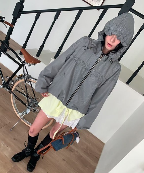 ENLIKE（エンリケ）の「フリルアクセント フーディーアウター（その他アウター・レディース・レッド/ブラック・FREE）」の3枚目の写真