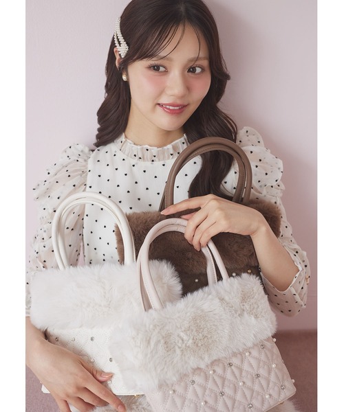 tocco closet(トッコ クローゼット)の「3WAYショルダー付きパールビジュー装飾ファー×ハートキルティングバッグ(ショルダーバッグ・レディース・ブラウン/アイボリー/ピンクベージュ・FREE)」の4枚目の写真