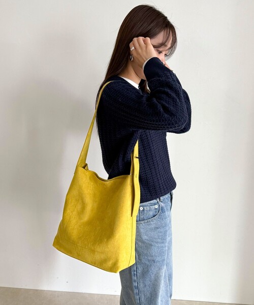 fredy emue（フレディエミュ）の「フェイクスエードアジャストワンハンドルバッグ（ショルダーバッグ・レディース・マスタード/キャメル・FREE）」の3枚目の写真