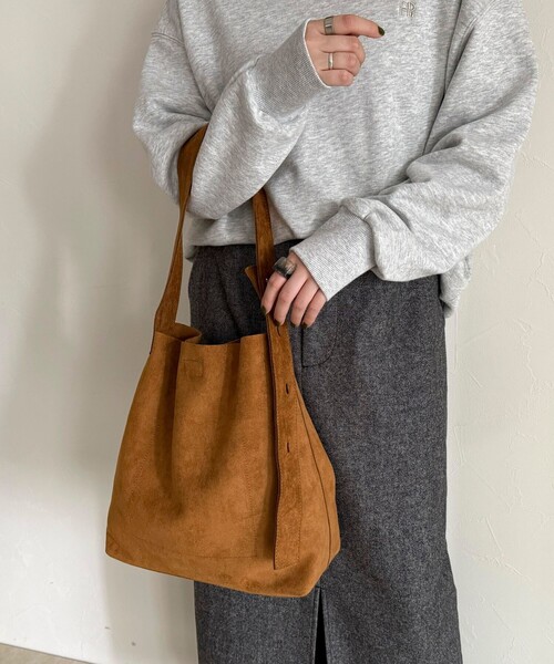 fredy emue（フレディエミュ）の「フェイクスエードアジャストワンハンドルバッグ（ショルダーバッグ・レディース・マスタード/キャメル・FREE）」の6枚目の写真