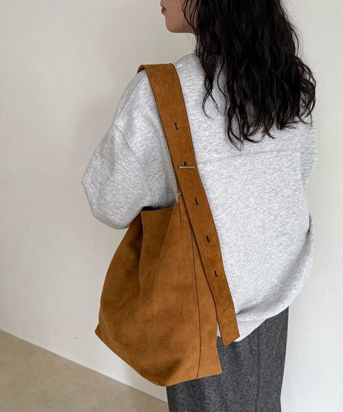 fredy emue（フレディエミュ）の「フェイクスエードアジャストワンハンドルバッグ（ショルダーバッグ・レディース・マスタード/キャメル・FREE）」の7枚目の写真