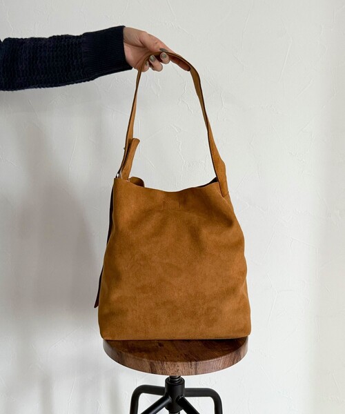 fredy emue（フレディエミュ）の「フェイクスエードアジャストワンハンドルバッグ（ショルダーバッグ・レディース・マスタード/キャメル・FREE）」の8枚目の写真