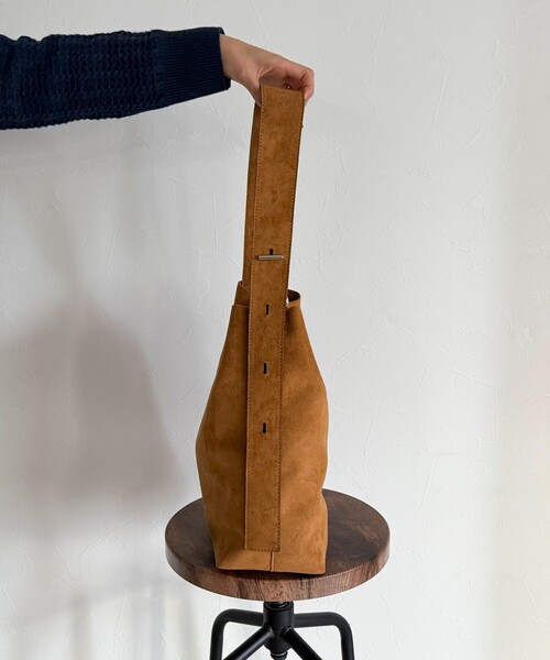 fredy emue（フレディエミュ）の「フェイクスエードアジャストワンハンドルバッグ（ショルダーバッグ・レディース・マスタード/キャメル・FREE）」の11枚目の写真