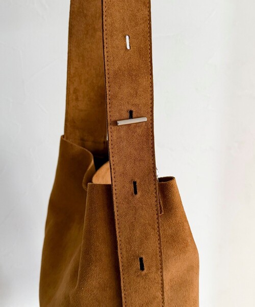 fredy emue（フレディエミュ）の「フェイクスエードアジャストワンハンドルバッグ（ショルダーバッグ・レディース・マスタード/キャメル・FREE）」の12枚目の写真