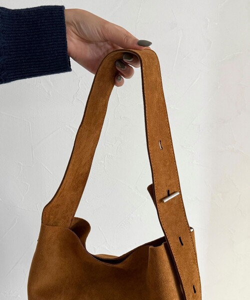 fredy emue（フレディエミュ）の「フェイクスエードアジャストワンハンドルバッグ（ショルダーバッグ・レディース・マスタード/キャメル・FREE）」の13枚目の写真