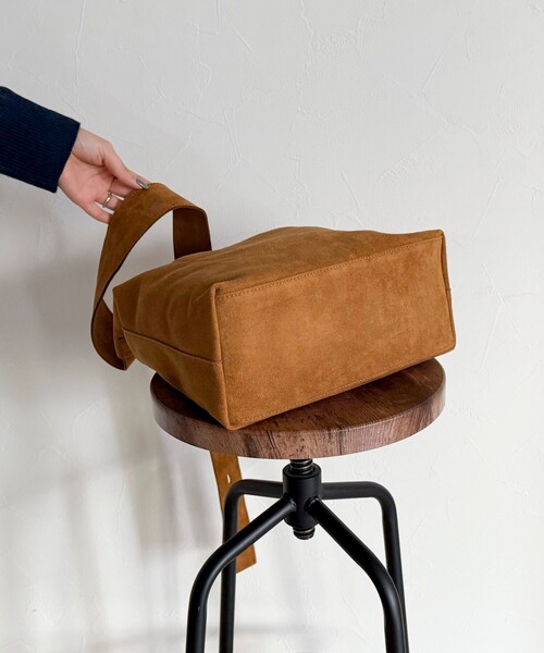 fredy emue（フレディエミュ）の「フェイクスエードアジャストワンハンドルバッグ（ショルダーバッグ・レディース・マスタード/キャメル・FREE）」の14枚目の写真