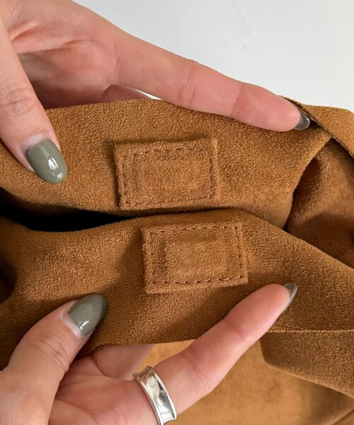 fredy emue（フレディエミュ）の「フェイクスエードアジャストワンハンドルバッグ（ショルダーバッグ・レディース・マスタード/キャメル・FREE）」の15枚目の写真