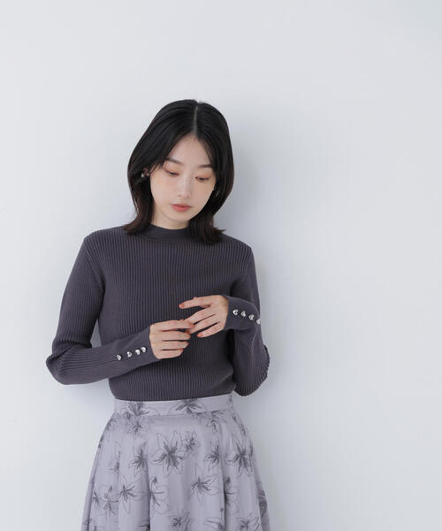 NATURAL BEAUTY BASIC（ナチュラルビューティーベーシック）の「◇ハートボタンカフスニット（ニット/セーター・レディース・ベージュ/ラベンダー/チャコールグレー/オフホワイト・FREE）」の10枚目の写真