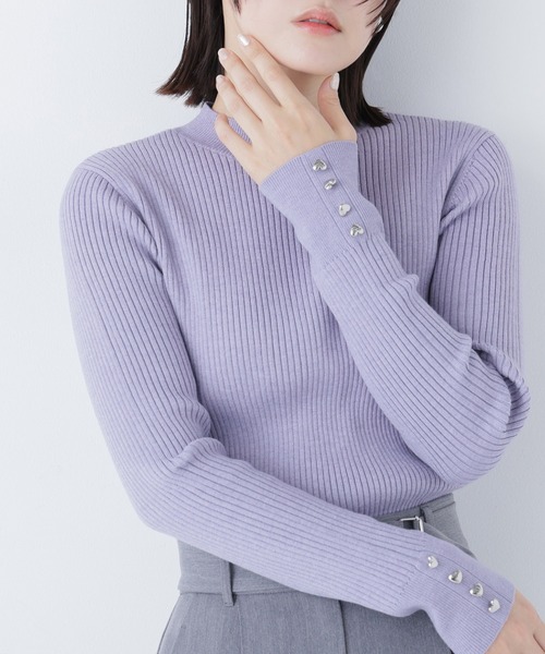 NATURAL BEAUTY BASIC（ナチュラルビューティーベーシック）の「◇ハートボタンカフスニット（ニット/セーター・レディース・ベージュ/ラベンダー/チャコールグレー/オフホワイト・FREE）」の4枚目の写真