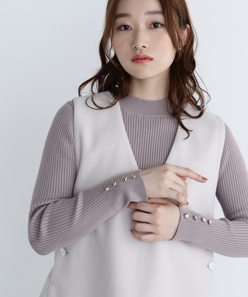 NATURAL BEAUTY BASIC（ナチュラルビューティーベーシック）の「◇ハートボタンカフスニット（ニット/セーター・レディース・ベージュ/ラベンダー/チャコールグレー/オフホワイト・FREE）」の3枚目の写真