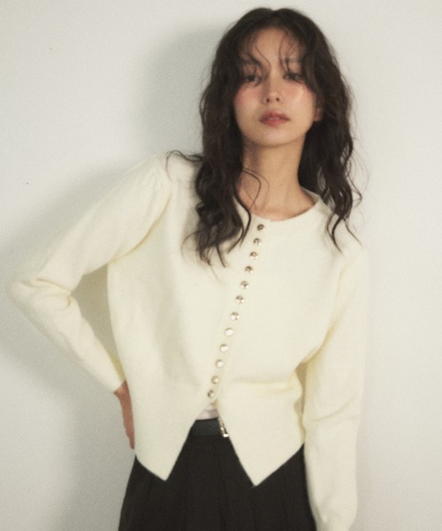 Shelly island(シェリーアイランド)の「ゴールドボタンニュアンスカーディガン(ニット/セーター・レディース・ホワイト/グリーン/レッド/ブラック・FREE)」の2枚目の写真