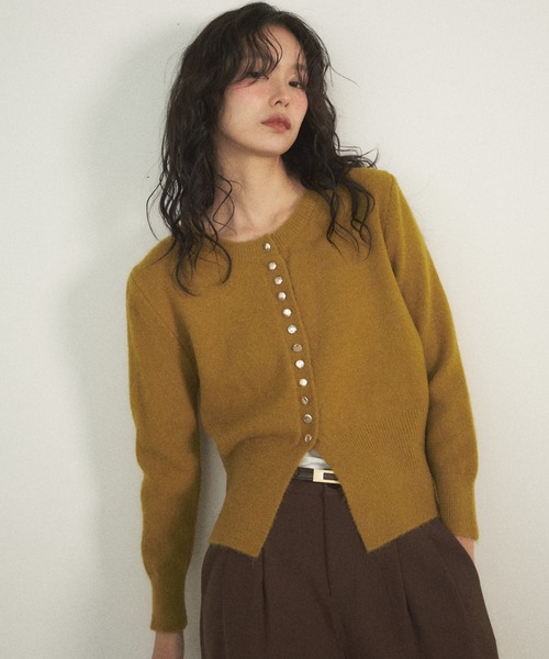 Shelly island(シェリーアイランド)の「ゴールドボタンニュアンスカーディガン(ニット/セーター・レディース・ホワイト/グリーン/レッド/ブラック・FREE)」の4枚目の写真
