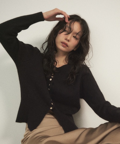 Shelly island(シェリーアイランド)の「ゴールドボタンニュアンスカーディガン(ニット/セーター・レディース・ホワイト/グリーン/レッド/ブラック・FREE)」の3枚目の写真