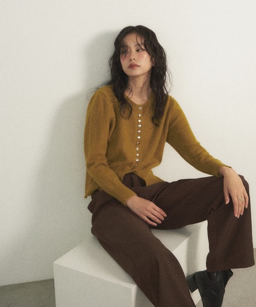 Shelly island(シェリーアイランド)の「ゴールドボタンニュアンスカーディガン(ニット/セーター・レディース・ホワイト/グリーン/レッド/ブラック・FREE)」の15枚目の写真