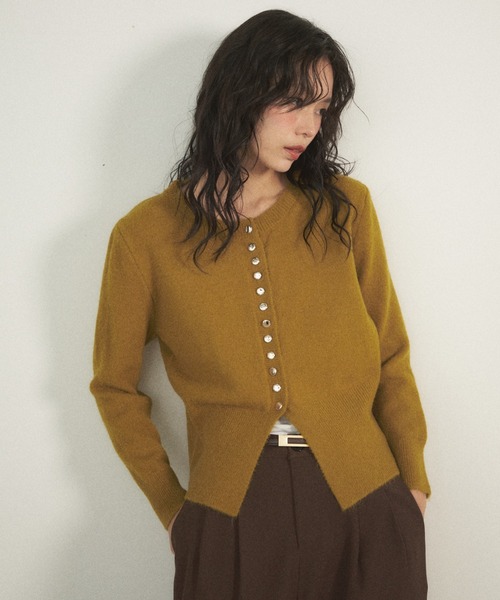Shelly island(シェリーアイランド)の「ゴールドボタンニュアンスカーディガン(ニット/セーター・レディース・ホワイト/グリーン/レッド/ブラック・FREE)」の5枚目の写真