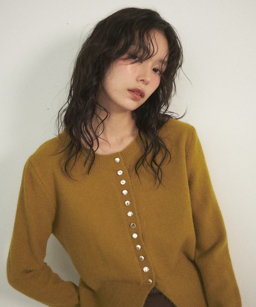 Shelly island(シェリーアイランド)の「ゴールドボタンニュアンスカーディガン(ニット/セーター・レディース・ホワイト/グリーン/レッド/ブラック・FREE)」の14枚目の写真