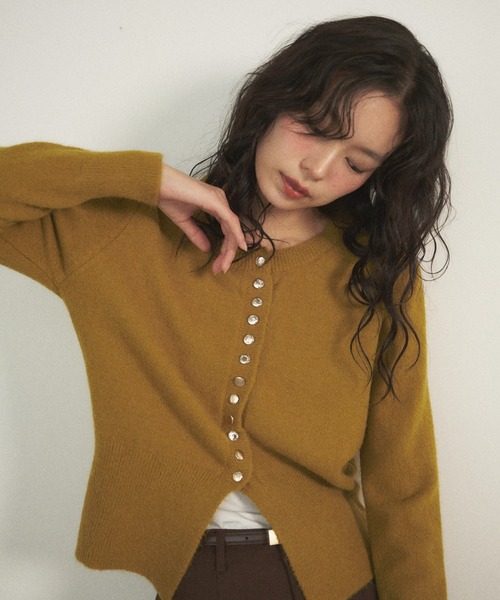 Shelly island(シェリーアイランド)の「ゴールドボタンニュアンスカーディガン(ニット/セーター・レディース・ホワイト/グリーン/レッド/ブラック・FREE)」の7枚目の写真