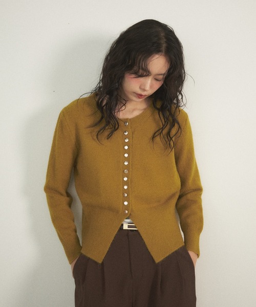 Shelly island(シェリーアイランド)の「ゴールドボタンニュアンスカーディガン(ニット/セーター・レディース・ホワイト/グリーン/レッド/ブラック・FREE)」の6枚目の写真