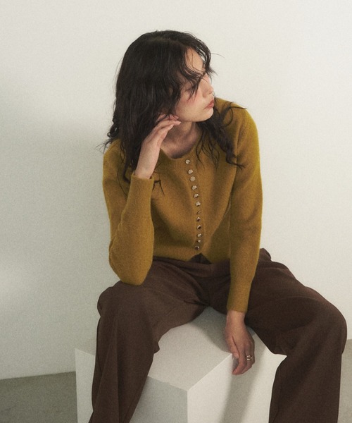 Shelly island(シェリーアイランド)の「ゴールドボタンニュアンスカーディガン(ニット/セーター・レディース・ホワイト/グリーン/レッド/ブラック・FREE)」の9枚目の写真