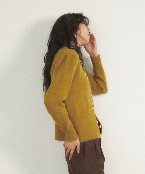 Shelly island(シェリーアイランド)の「ゴールドボタンニュアンスカーディガン(ニット/セーター・レディース・ホワイト/グリーン/レッド/ブラック・FREE)」の8枚目の写真