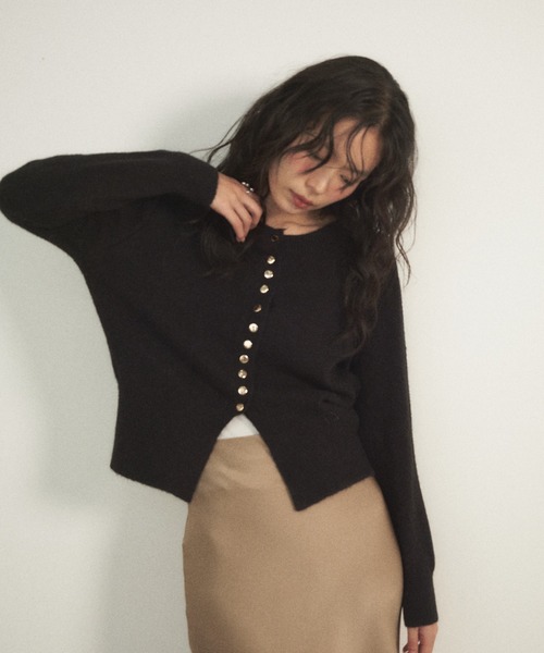 Shelly island(シェリーアイランド)の「ゴールドボタンニュアンスカーディガン(ニット/セーター・レディース・ホワイト/グリーン/レッド/ブラック・FREE)」の20枚目の写真