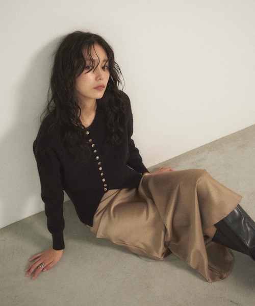 Shelly island(シェリーアイランド)の「ゴールドボタンニュアンスカーディガン(ニット/セーター・レディース・ホワイト/グリーン/レッド/ブラック・FREE)」の11枚目の写真