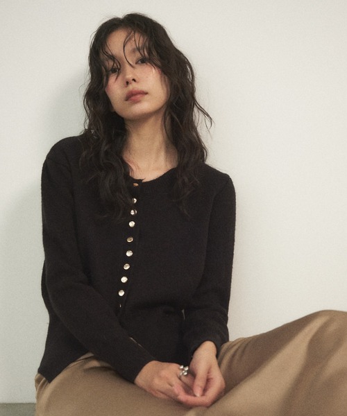 Shelly island(シェリーアイランド)の「ゴールドボタンニュアンスカーディガン(ニット/セーター・レディース・ホワイト/グリーン/レッド/ブラック・FREE)」の17枚目の写真