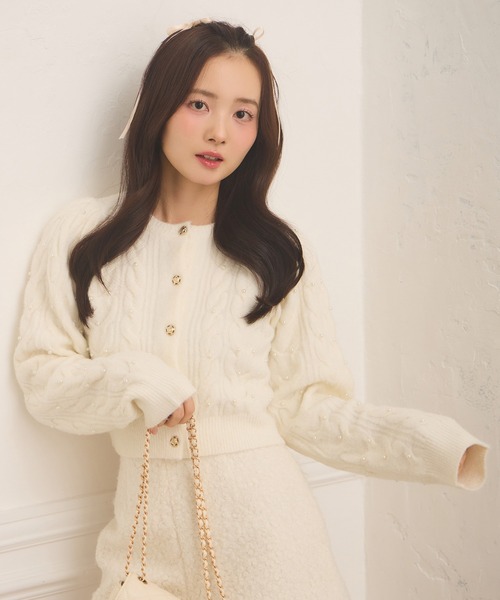 Seemi. byNICECLAUP（ シーミーバイナイスクラップ）の「【Seemi.】ビジュースタッズニットカーディガン（カーディガン/ボレロ・レディース・ベージュ/チャコールグレー/オフホワイト・FREE）」の2枚目の写真