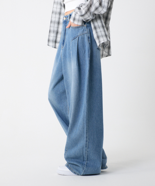 UNKNOWN PLANET(アンノウンプラネット)の「サイド切り替えタックプリーツワイドデニムパンツブルー(デニムパンツ・レディース・その他・MEDIUM/LARGE/SMALL)」の2枚目の写真