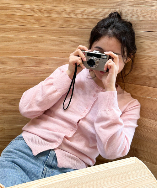 ANDNEEDS(アンドニーズ)の「Mari round cardigan (baby pink)(カーディガン/ボレロ・レディース・その他・FREE)」の2枚目の写真