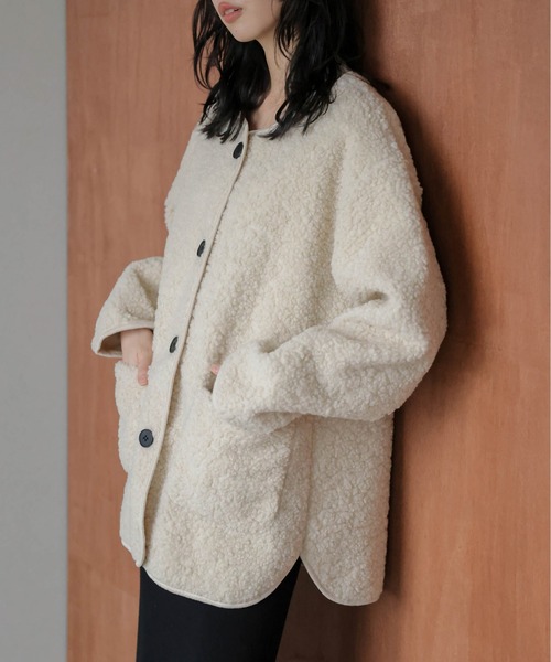 AMELY(エミリー)の「マフラー付き ノーカラーボアジャケット(ノーカラージャケット・レディース・ブラック/ベージュ/モカ・フリー)」の3枚目の写真