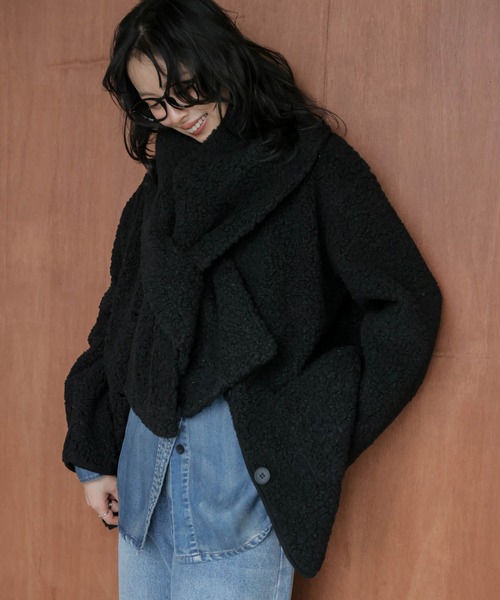 AMELY(エミリー)の「マフラー付き ノーカラーボアジャケット(ノーカラージャケット・レディース・ブラック/ベージュ/モカ・フリー)」の19枚目の写真