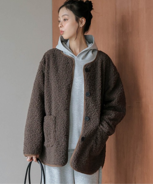 AMELY(エミリー)の「マフラー付き ノーカラーボアジャケット(ノーカラージャケット・レディース・ブラック/ベージュ/モカ・フリー)」の13枚目の写真