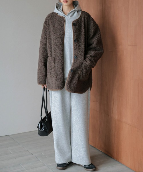 AMELY(エミリー)の「マフラー付き ノーカラーボアジャケット(ノーカラージャケット・レディース・ブラック/ベージュ/モカ・フリー)」の14枚目の写真