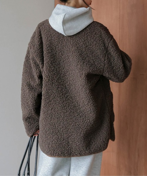 AMELY(エミリー)の「マフラー付き ノーカラーボアジャケット(ノーカラージャケット・レディース・ブラック/ベージュ/モカ・フリー)」の17枚目の写真
