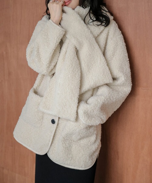 AMELY(エミリー)の「マフラー付き ノーカラーボアジャケット(ノーカラージャケット・レディース・ブラック/ベージュ/モカ・フリー)」の5枚目の写真