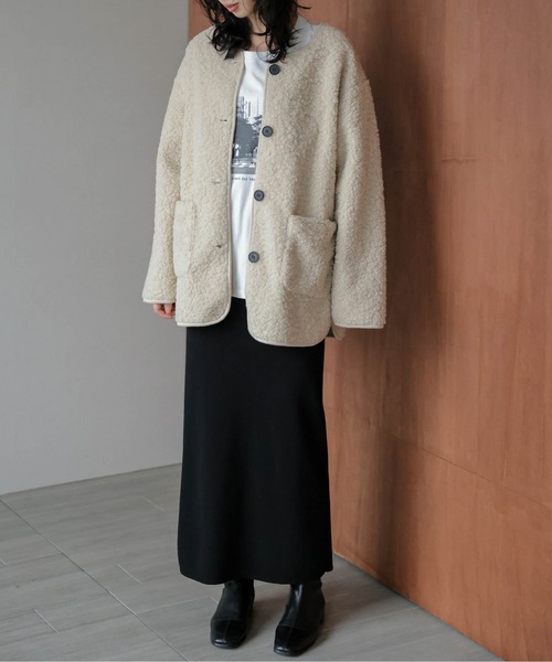 AMELY(エミリー)の「マフラー付き ノーカラーボアジャケット(ノーカラージャケット・レディース・ブラック/ベージュ/モカ・フリー)」の7枚目の写真