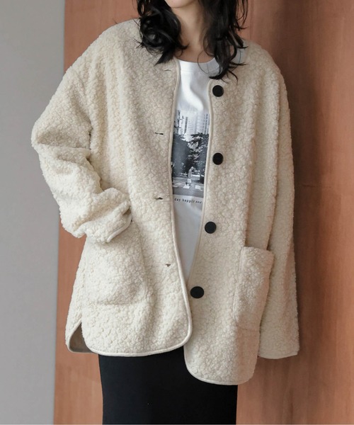 AMELY(エミリー)の「マフラー付き ノーカラーボアジャケット(ノーカラージャケット・レディース・ブラック/ベージュ/モカ・フリー)」の8枚目の写真