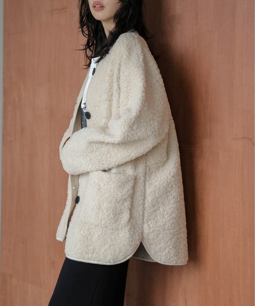 AMELY(エミリー)の「マフラー付き ノーカラーボアジャケット(ノーカラージャケット・レディース・ブラック/ベージュ/モカ・フリー)」の10枚目の写真