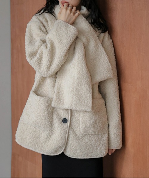 AMELY(エミリー)の「マフラー付き ノーカラーボアジャケット(ノーカラージャケット・レディース・ブラック/ベージュ/モカ・フリー)」の9枚目の写真