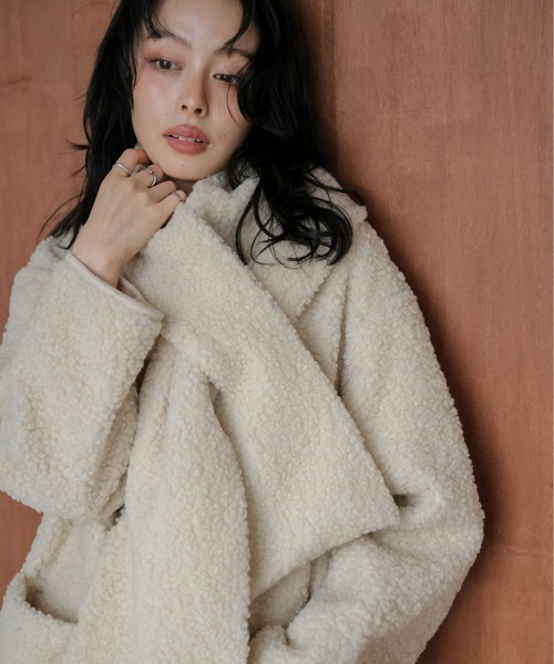 AMELY(エミリー)の「マフラー付き ノーカラーボアジャケット(ノーカラージャケット・レディース・ブラック/ベージュ/モカ・フリー)」の4枚目の写真