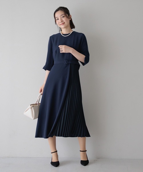 Andemiu(アンデミュウ)の「【WEB限定/T.P.O/2026】サイドプリーツワンピース608053(ワンピース・レディース・ネイビー/ブラック系1・LARGE/MEDIUM/SMALL)」の1枚目の写真