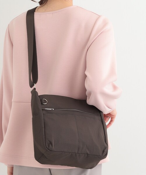 SHOO・LA・RUE(シューラルー)の「【撥水/軽量】驚きの収納力 10ポケットショルダーバッグ(ショルダーバッグ・レディース・ブラック/ブラウン系/ライトパープル/グレー/ナチュラル・00)」の3枚目の写真