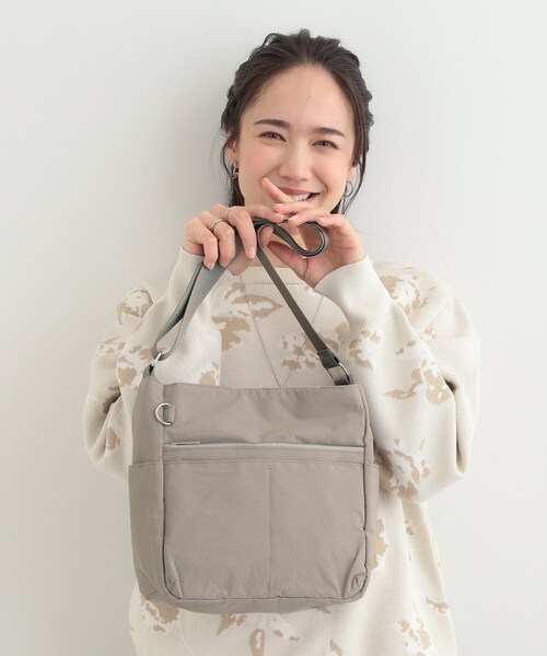 SHOO・LA・RUE(シューラルー)の「【撥水/軽量】驚きの収納力 10ポケットショルダーバッグ(ショルダーバッグ・レディース・ブラック/ブラウン系/ライトパープル/グレー/ナチュラル・00)」の4枚目の写真