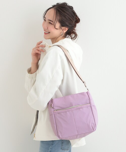 SHOO・LA・RUE(シューラルー)の「【撥水/軽量】驚きの収納力 10ポケットショルダーバッグ(ショルダーバッグ・レディース・ブラック/ブラウン系/ライトパープル/グレー/ナチュラル・00)」の5枚目の写真