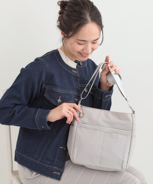 SHOO・LA・RUE(シューラルー)の「【撥水/軽量】驚きの収納力 10ポケットショルダーバッグ(ショルダーバッグ・レディース・ブラック/ブラウン系/ライトパープル/グレー/ナチュラル・00)」の1枚目の写真