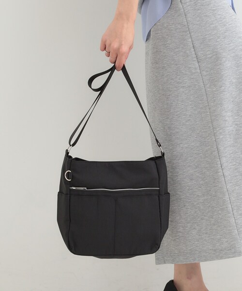 SHOO・LA・RUE(シューラルー)の「【撥水/軽量】驚きの収納力 10ポケットショルダーバッグ(ショルダーバッグ・レディース・ブラック/ブラウン系/ライトパープル/グレー/ナチュラル・00)」の2枚目の写真