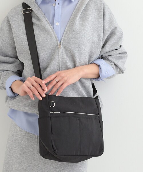 SHOO・LA・RUE(シューラルー)の「【撥水/軽量】驚きの収納力 10ポケットショルダーバッグ(ショルダーバッグ・レディース・ブラック/ブラウン系/ライトパープル/グレー/ナチュラル・00)」の6枚目の写真