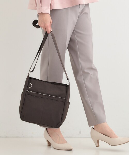 SHOO・LA・RUE(シューラルー)の「【撥水/軽量】驚きの収納力 10ポケットショルダーバッグ(ショルダーバッグ・レディース・ブラック/ブラウン系/ライトパープル/グレー/ナチュラル・00)」の8枚目の写真